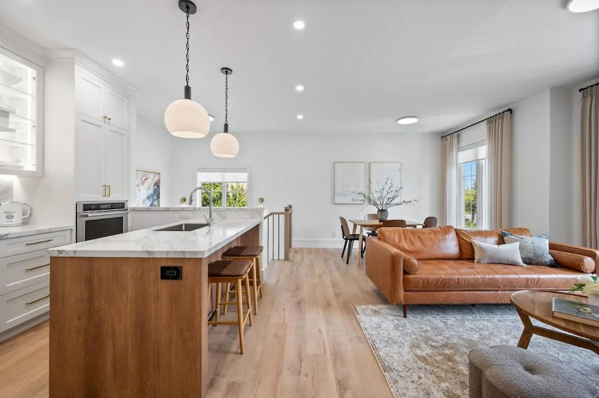 Modern Charm A Luxe 2 Bedroom 미시소거