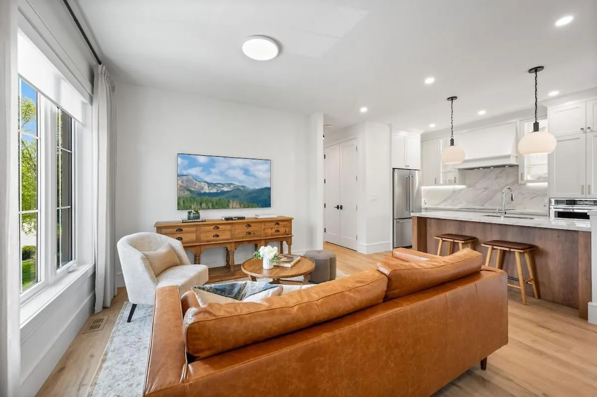 Modern Charm A Luxe 2 Bedroom 미시소거 아파트