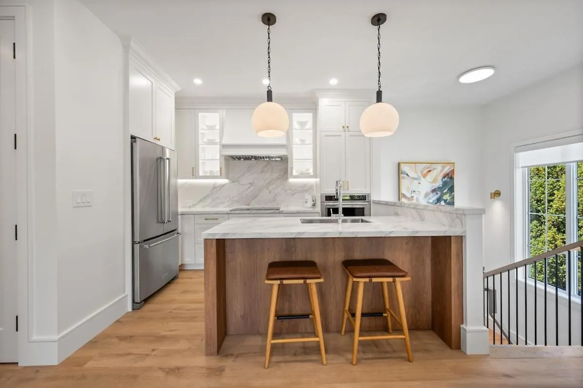 Modern Charm A Luxe 2 Bedroom 미시소거 아파트