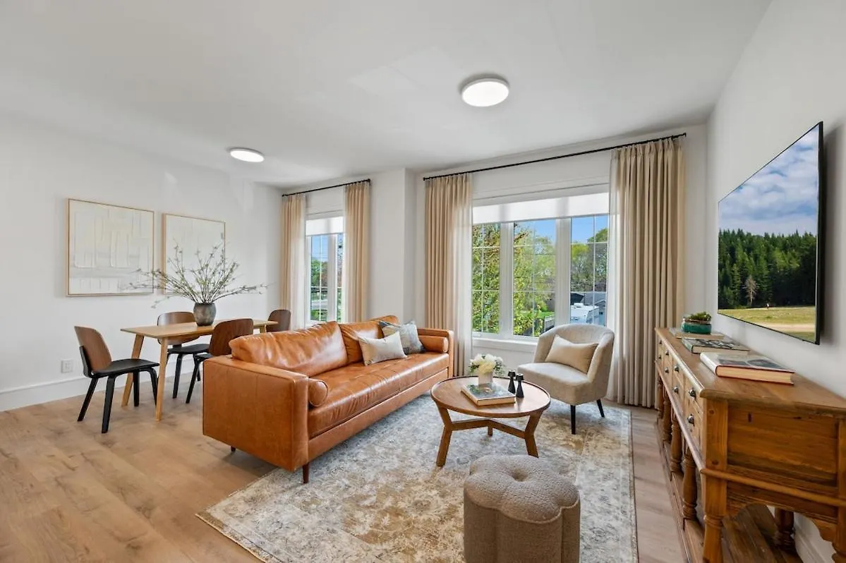 Modern Charm A Luxe 2 Bedroom 미시소거
