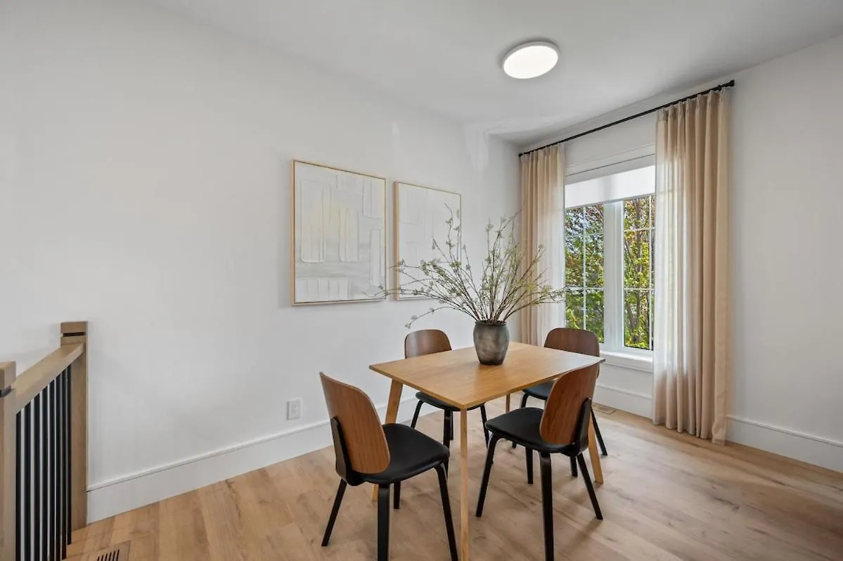 아파트 Modern Charm A Luxe 2 Bedroom 미시소거 캐나다
