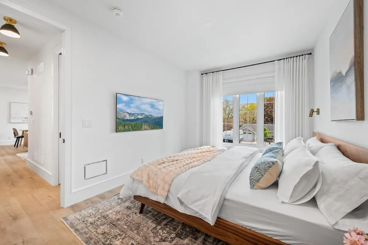 Modern Charm A Luxe 2 Bedroom 미시소거